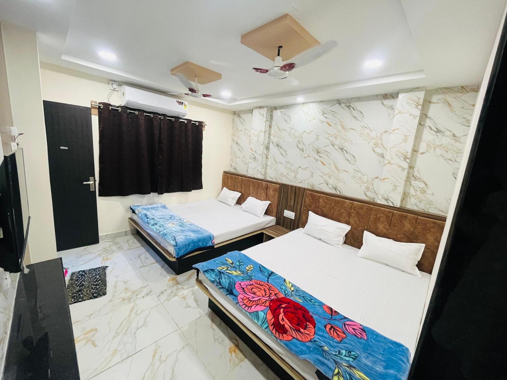 Hotel Sk Tower 乌贾因 外观 照片